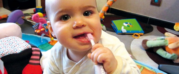 إرشادات للعناية بأسنان الطفل الرضيع